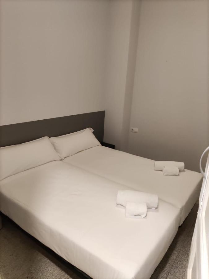 Budget Single Room with Shared Bathroom,1247001613:JPEG