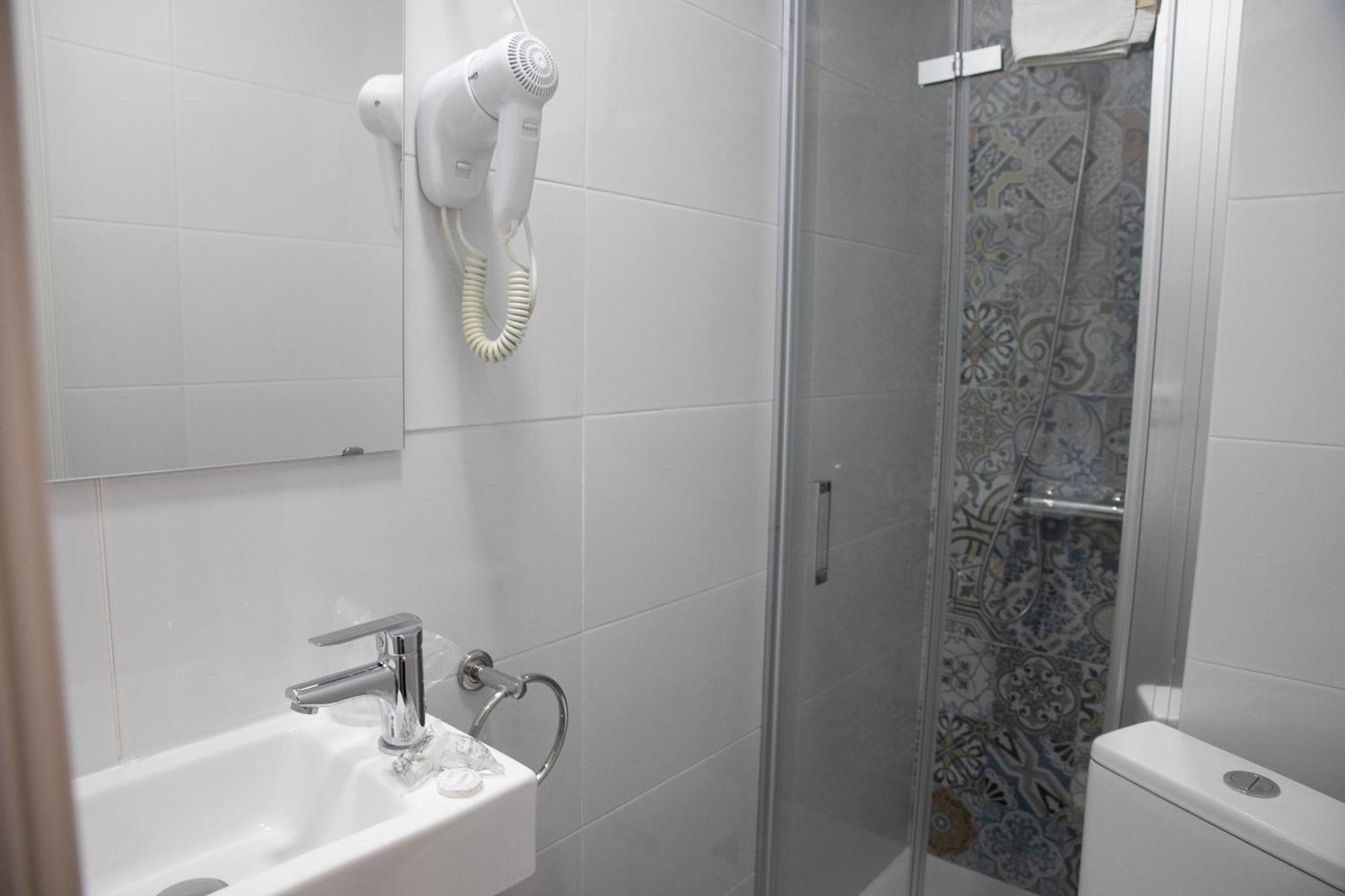 Single Room Private Bathroom,1558560070:JPEG