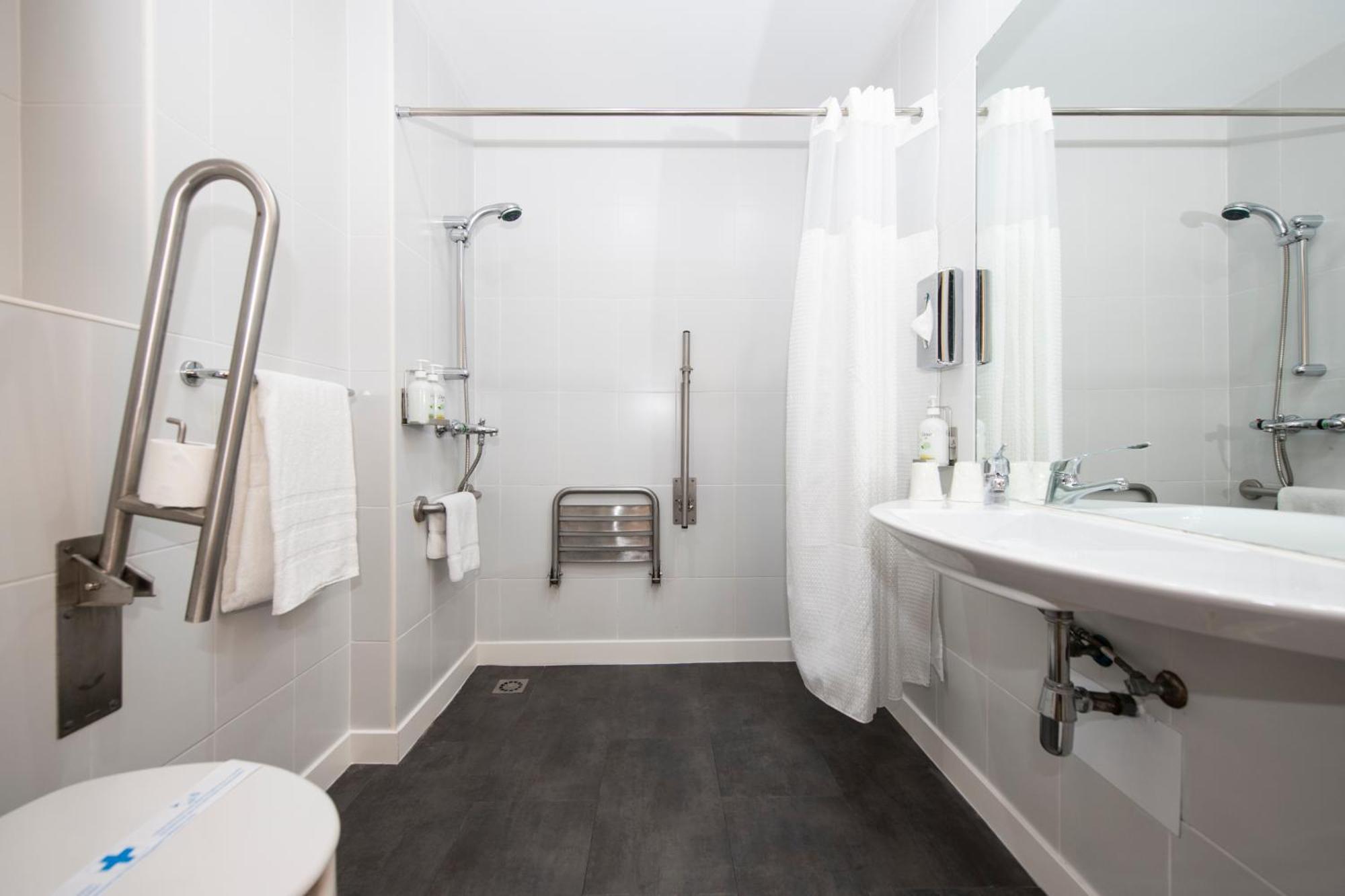 Standard Queen Room Accessible