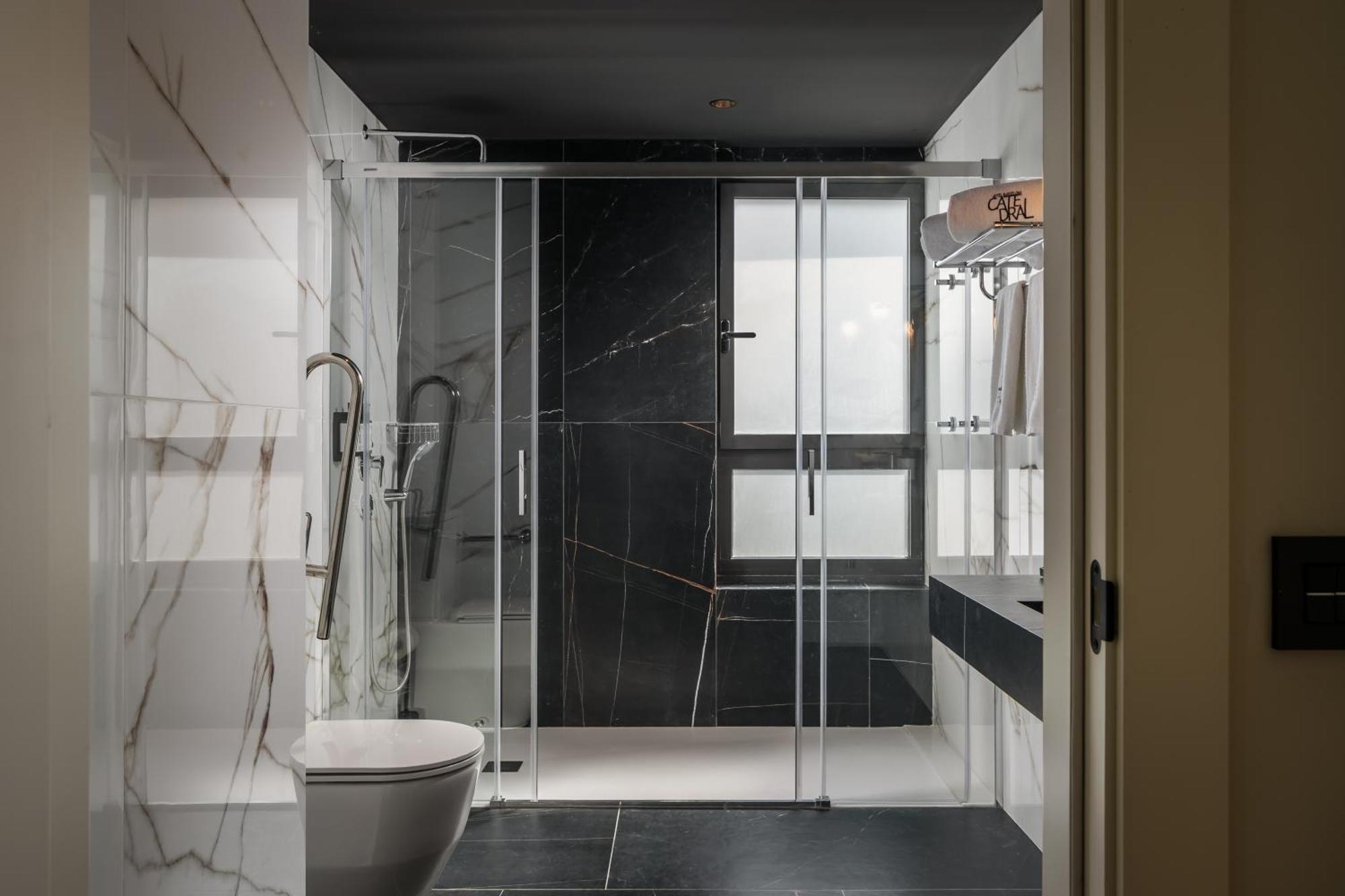 Queen Room - Disability Access,1705562323:JPEG