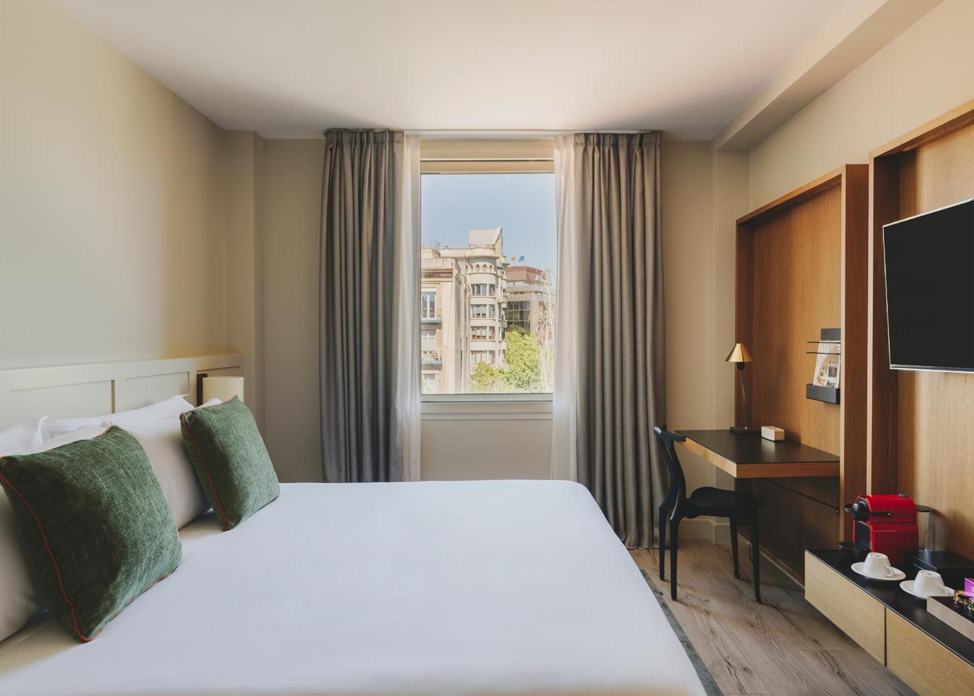 Superior Exterior Room