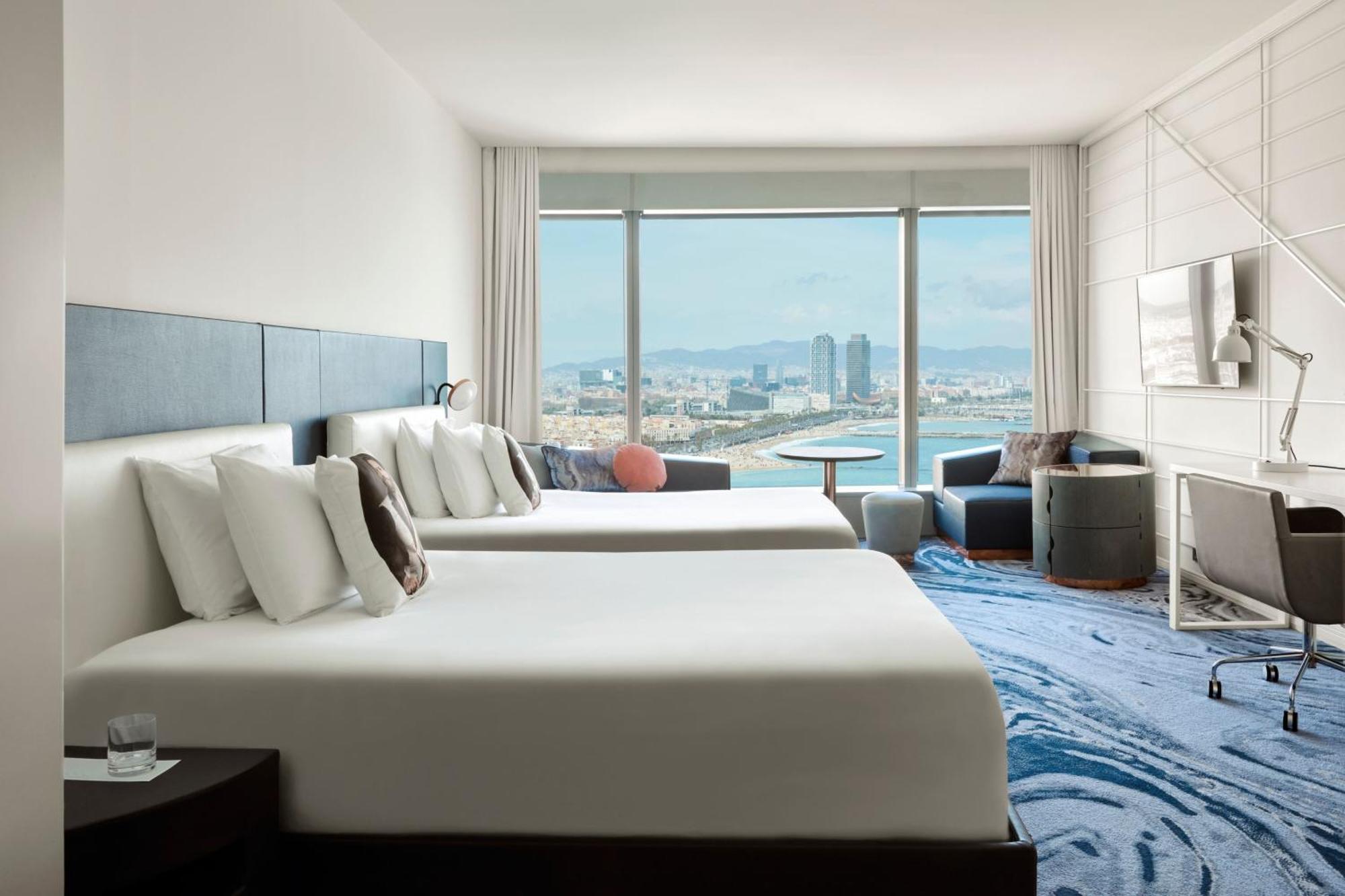 Superior Sky Twin Room with Two Twin Beds and Skyline View