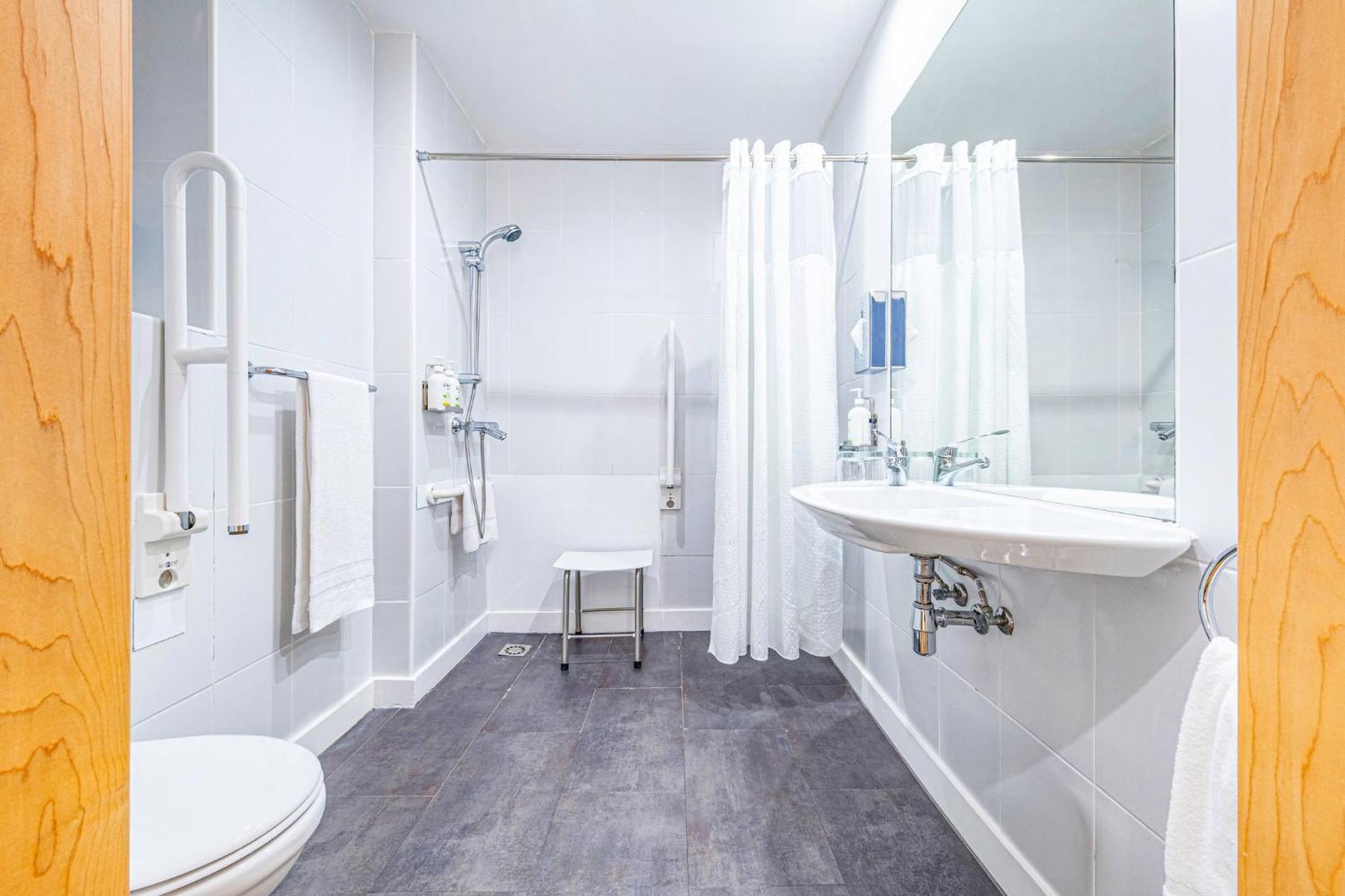 Standard Queen Room Accessible