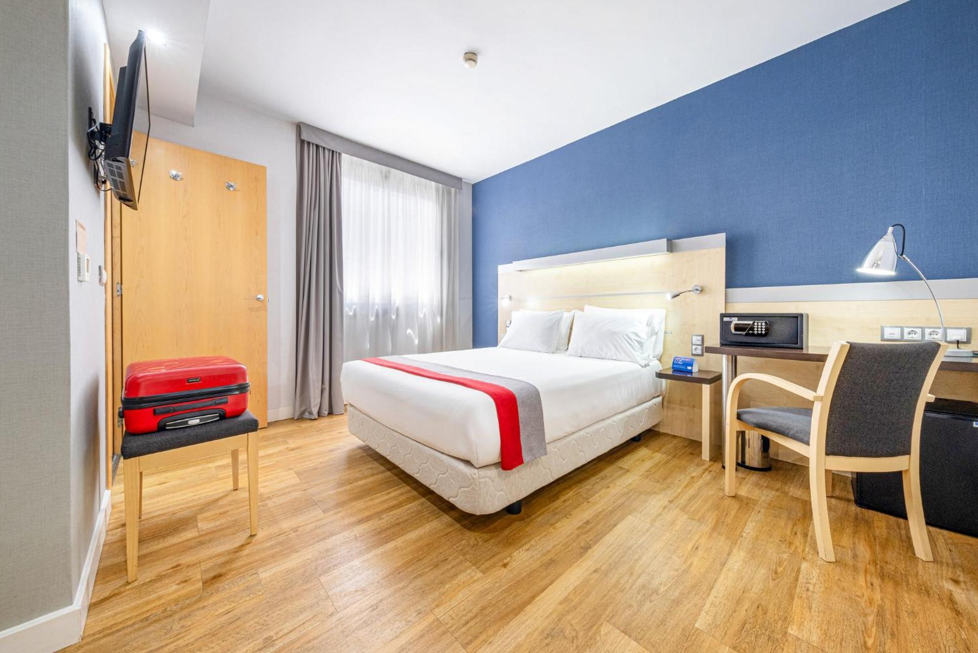 Standard Queen Room Accessible