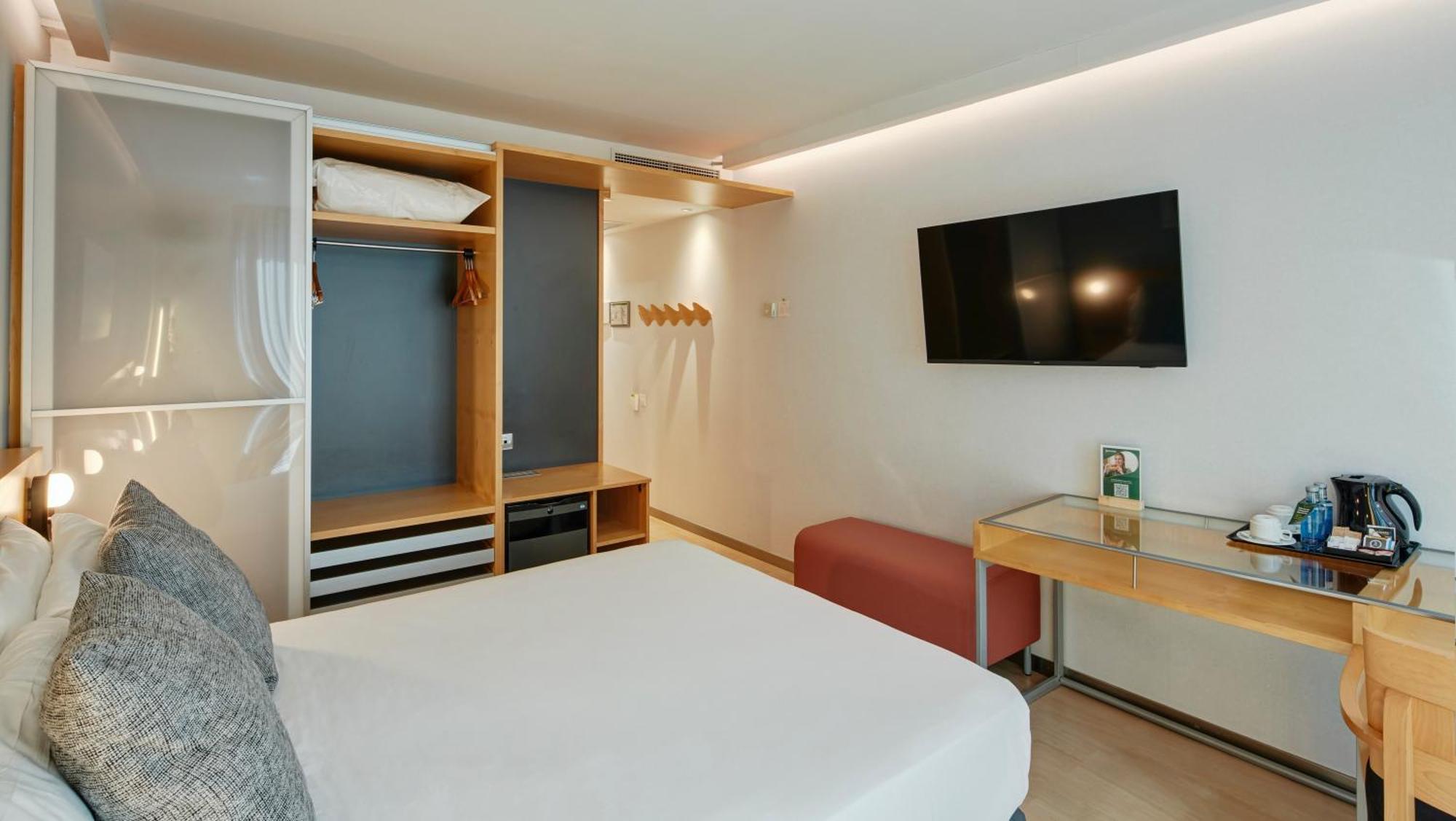 Standard Queen Room