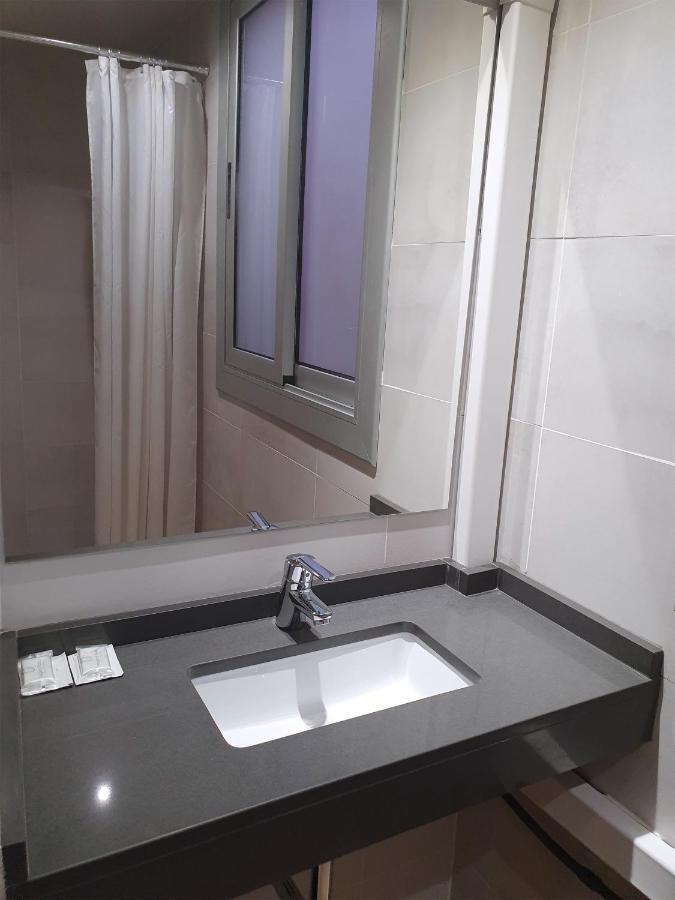 Habitación doble con baño compartido y ducha privada