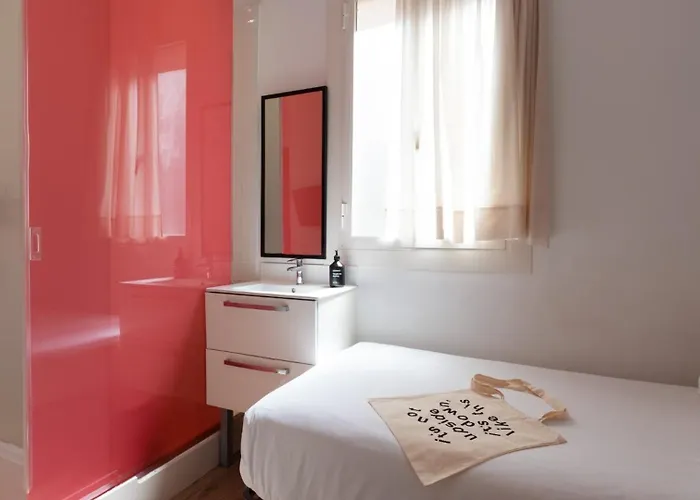 Chic & Basic Tallers Hostal
